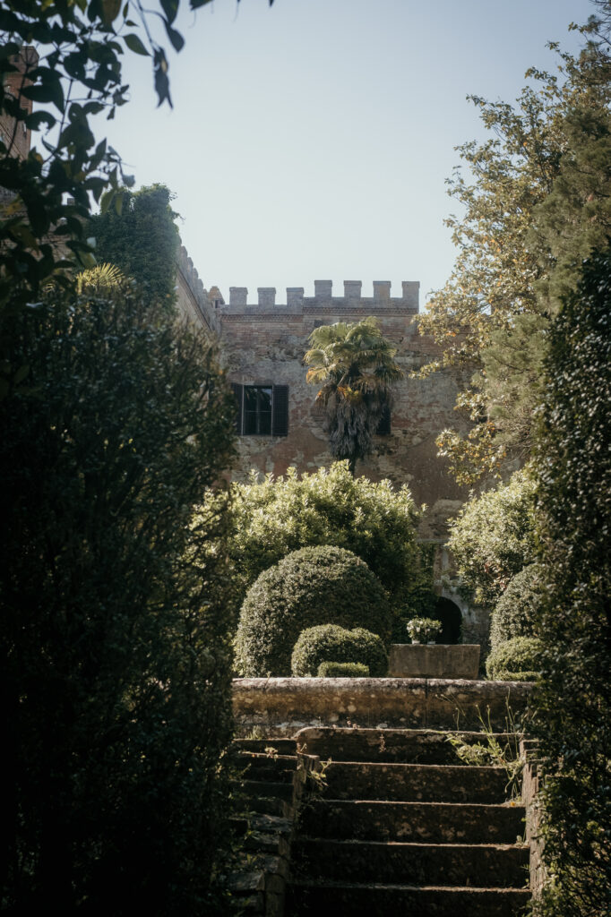 Ein Blick in den Garten des Schlosses zeigt die schön angelegten Bäume und Hecken.