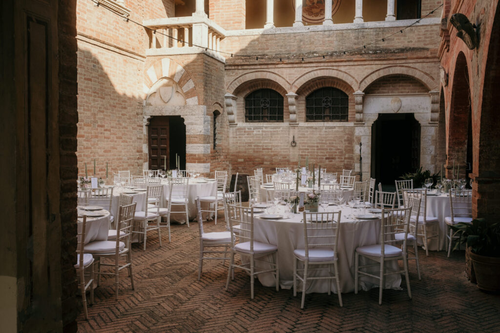 Der Blick in den Innenhof zeigt die gedeckten runden Tische der Hochzeitsgesellschaft.