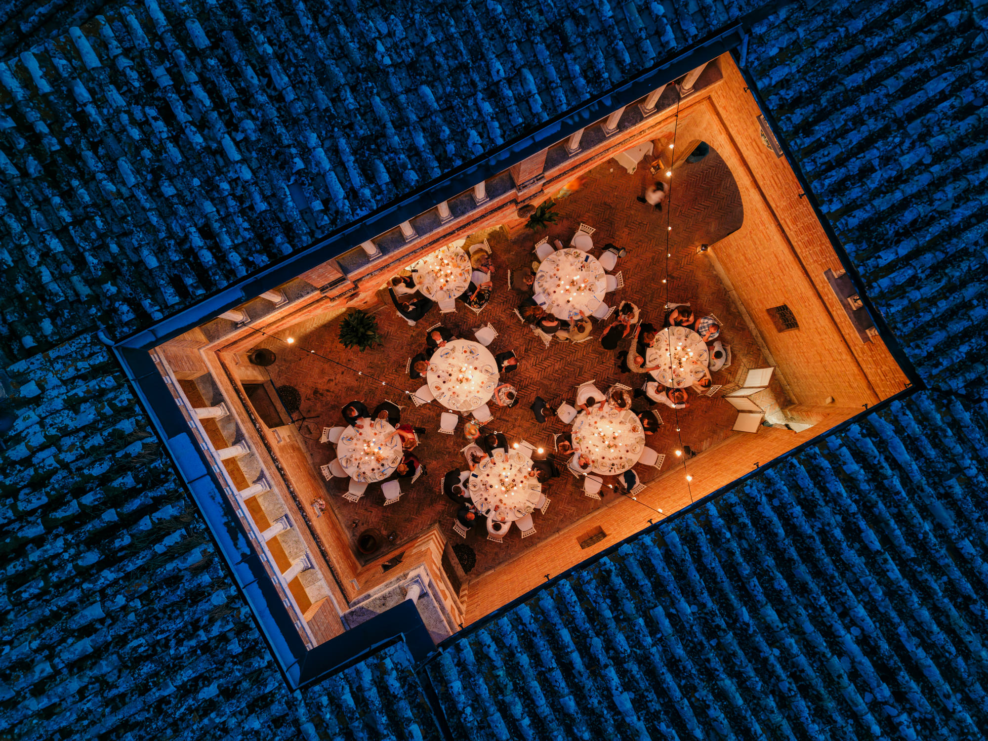 Diese Luftaufnahme zeigt einen Blick auf einen Speisesaal in einem Innenhof des Gebäudes.