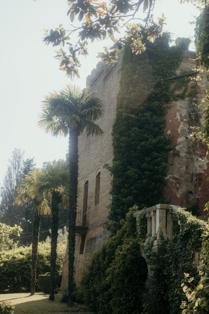 Palmen stehen vor einem Teil des Herrenhauses und verbreiten einen mediterranen Flair.
