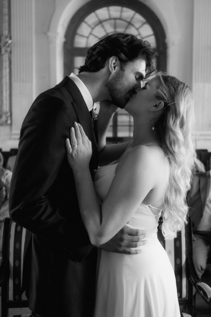 Nach dem Ja-Wort gibt sich das Hochzeitspaar den ersten Kuss als Eheleute.