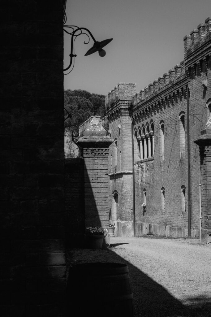 Eine schwarz-weiß-Aufnahme der historischen Mauern des Schlosses.