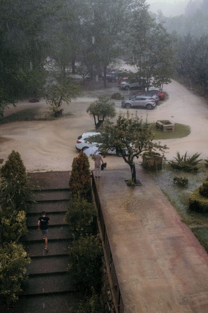 Der Parkplatz vor dem Hotel ist bereits mit Autos gefüllt. Es regnet in Strömen.